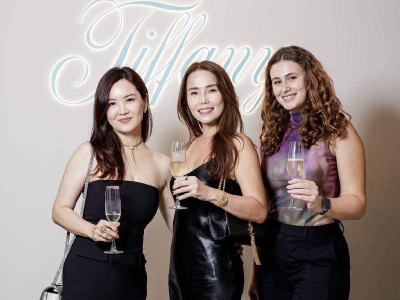 Three guests with champagne at a VANTA partner evening