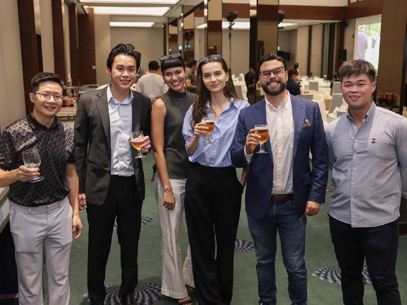 Members with drinks in hand at a VANTA evening